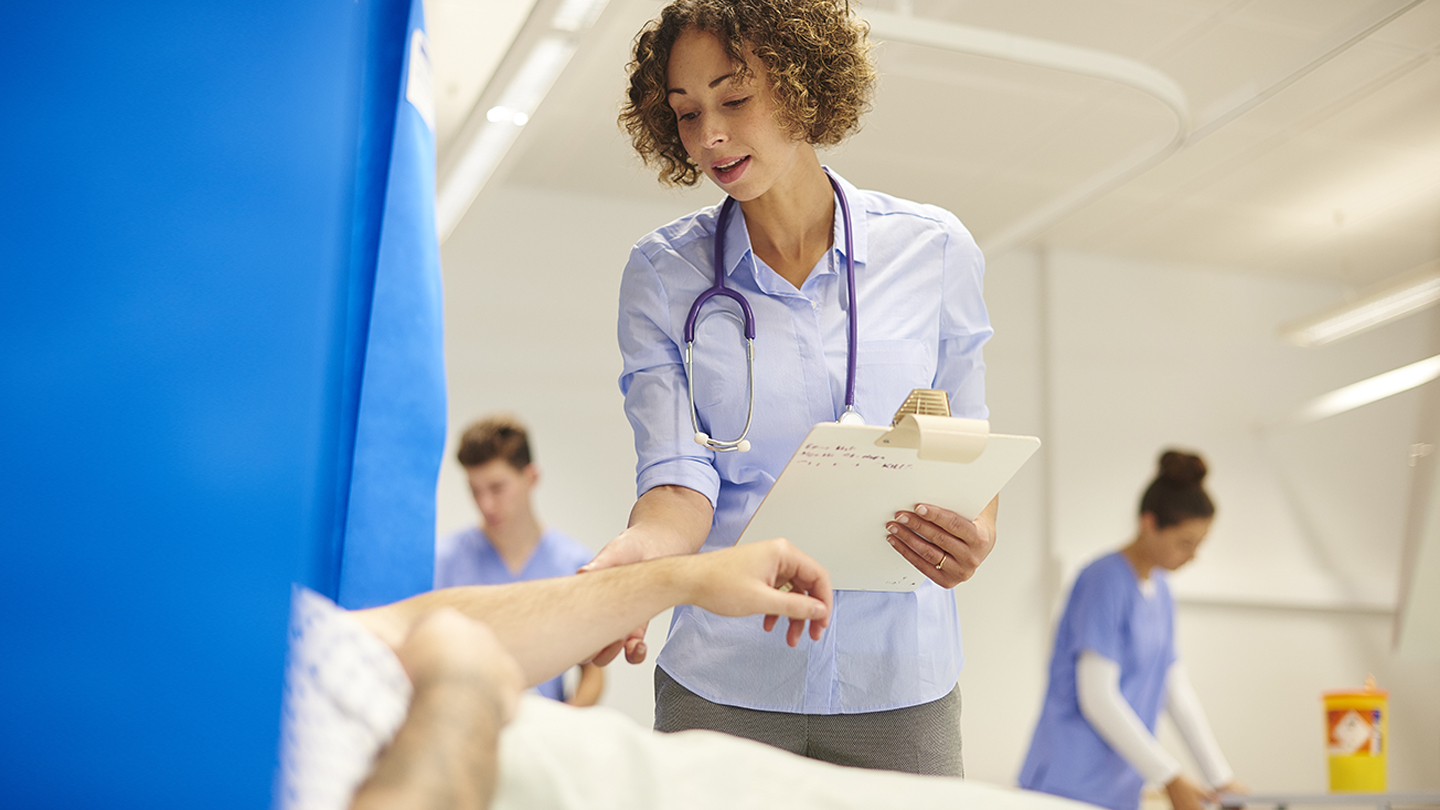 Счастливые люди в больнице. Hospital Ward. Врач думает. Вакансии больница фон.