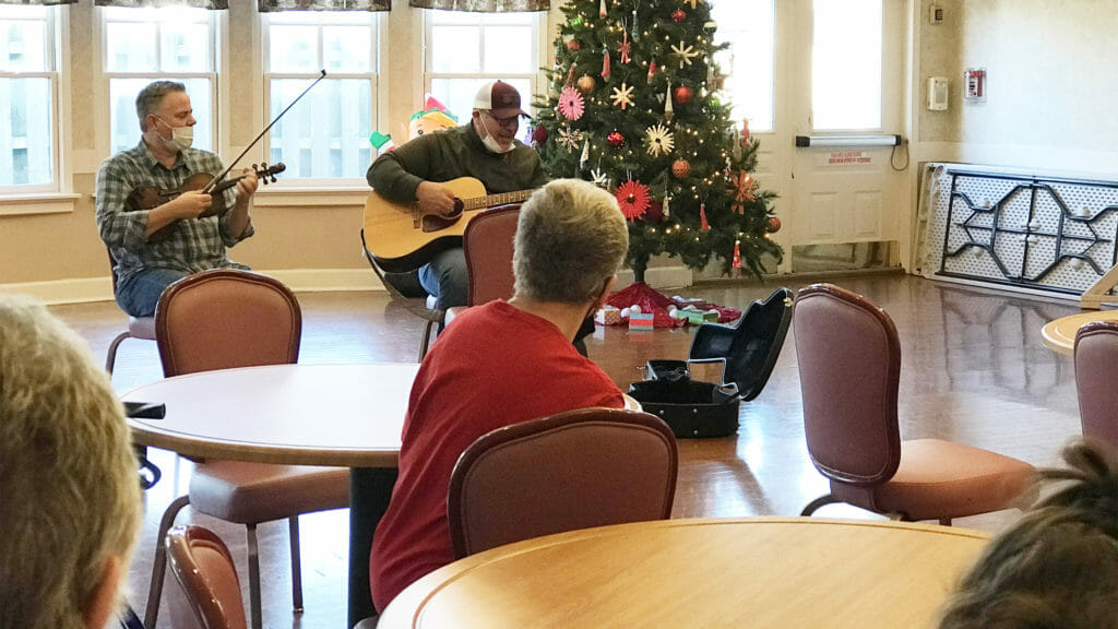 Pickin’ and grinnin’ and jingle-jamming spreads the holiday cheer
